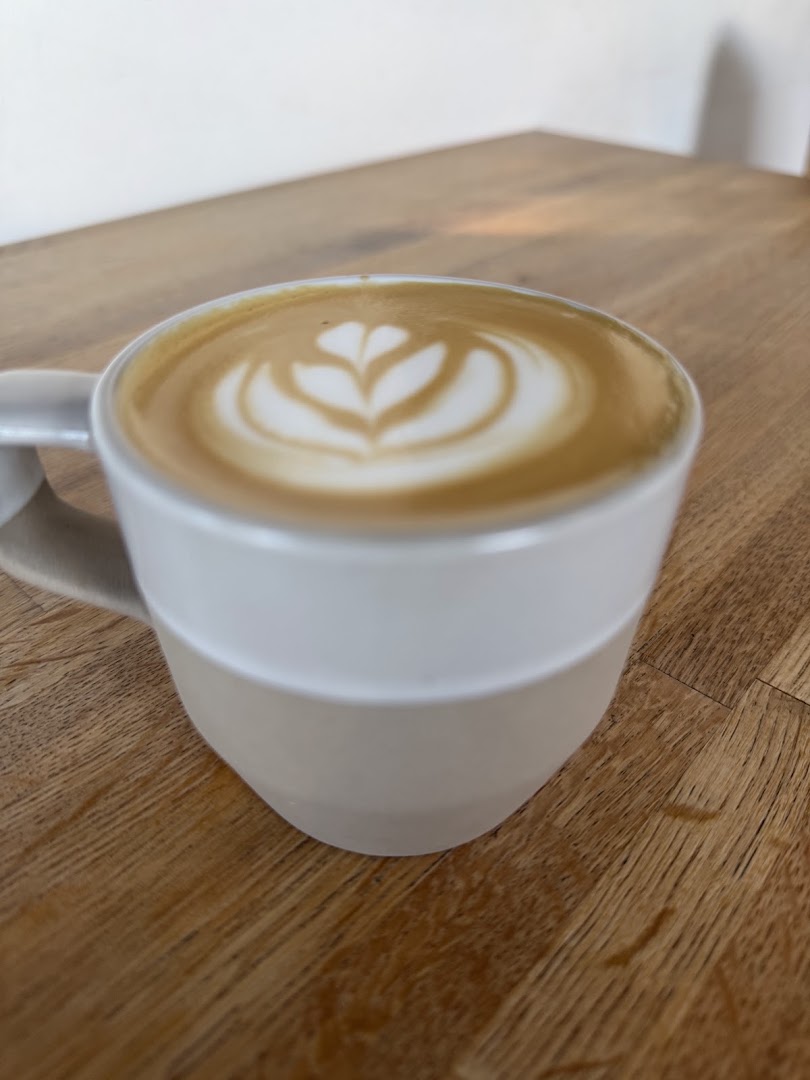 Chrome Yellow: high quality latte art photo