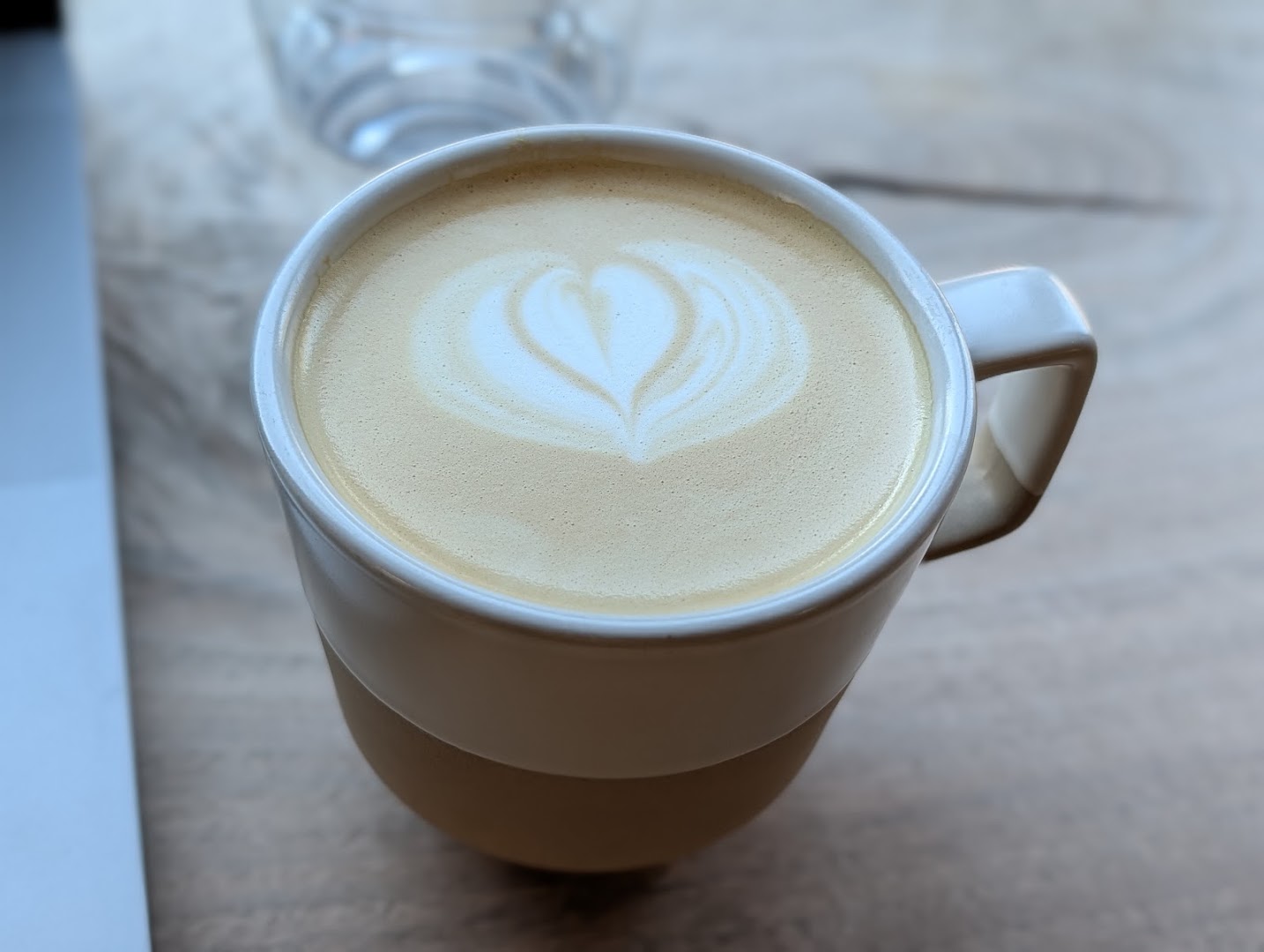 Chrome Yellow: high quality latte art photo
