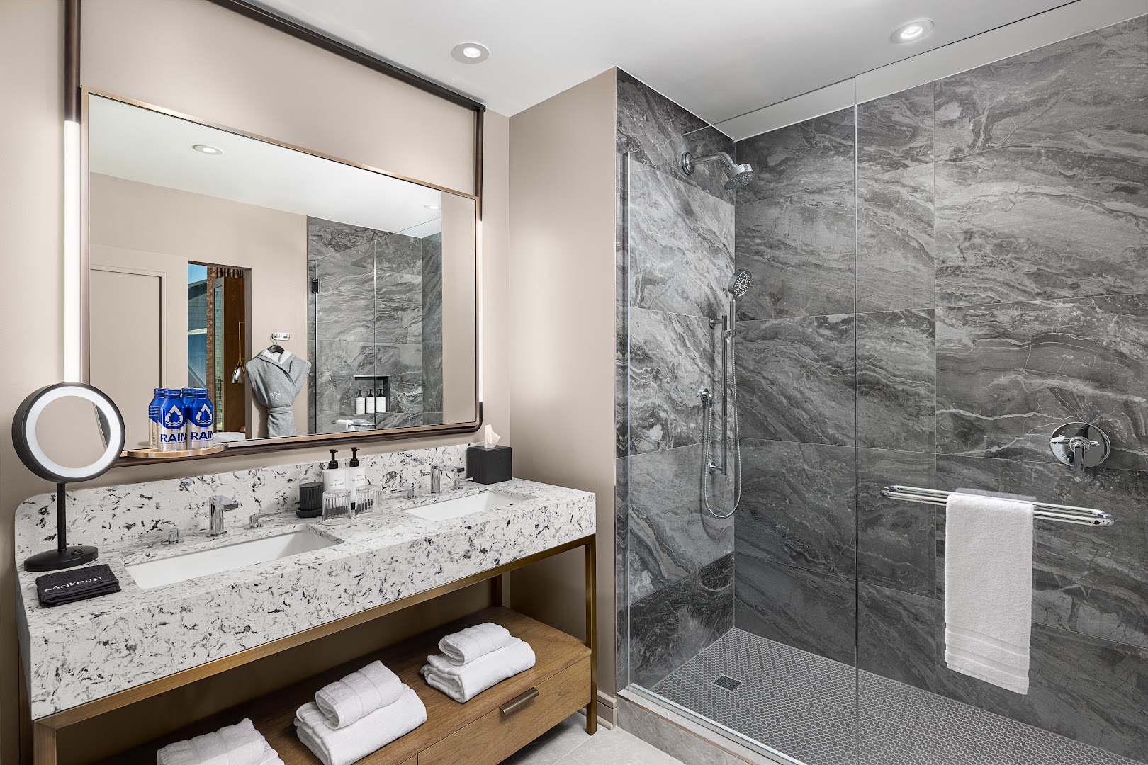 Hotel Phoenix Atlanta: professional high-quality hotel bathroom photo