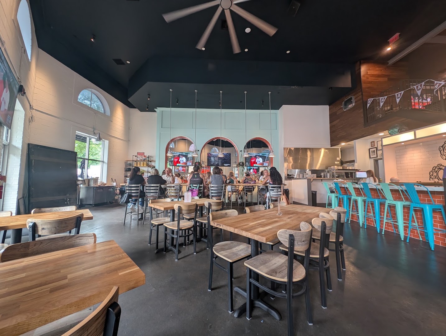 Jolene Jolene: clear, inviting interior atmosphere shot