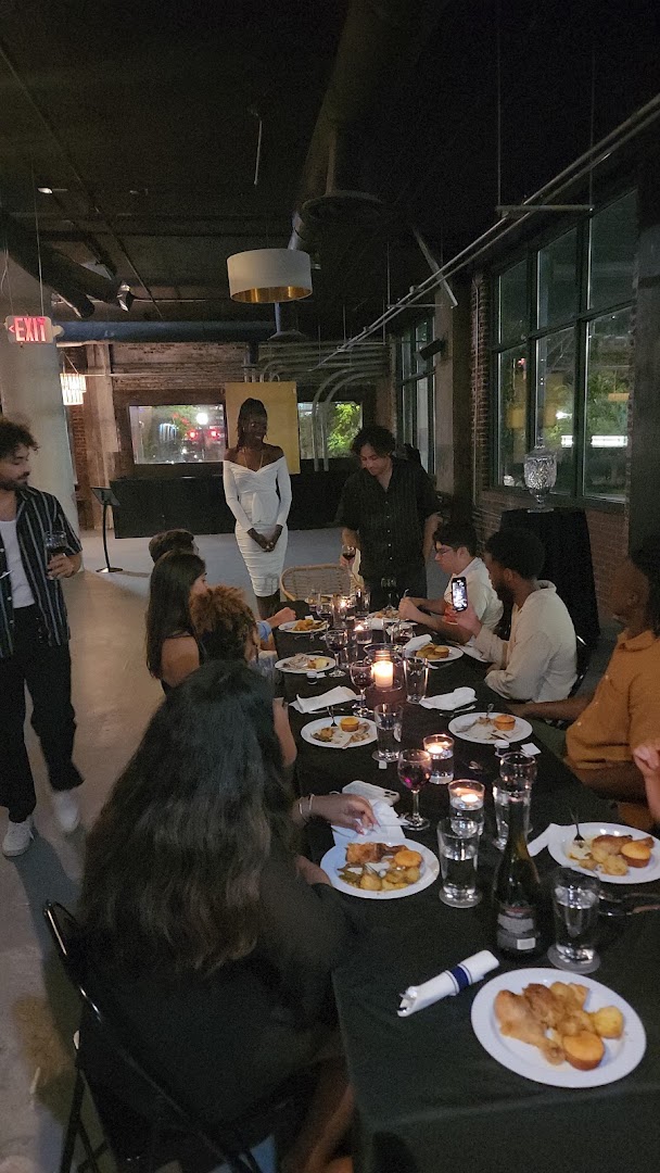 Mendoza Cafe y Vino: lively venue atmosphere