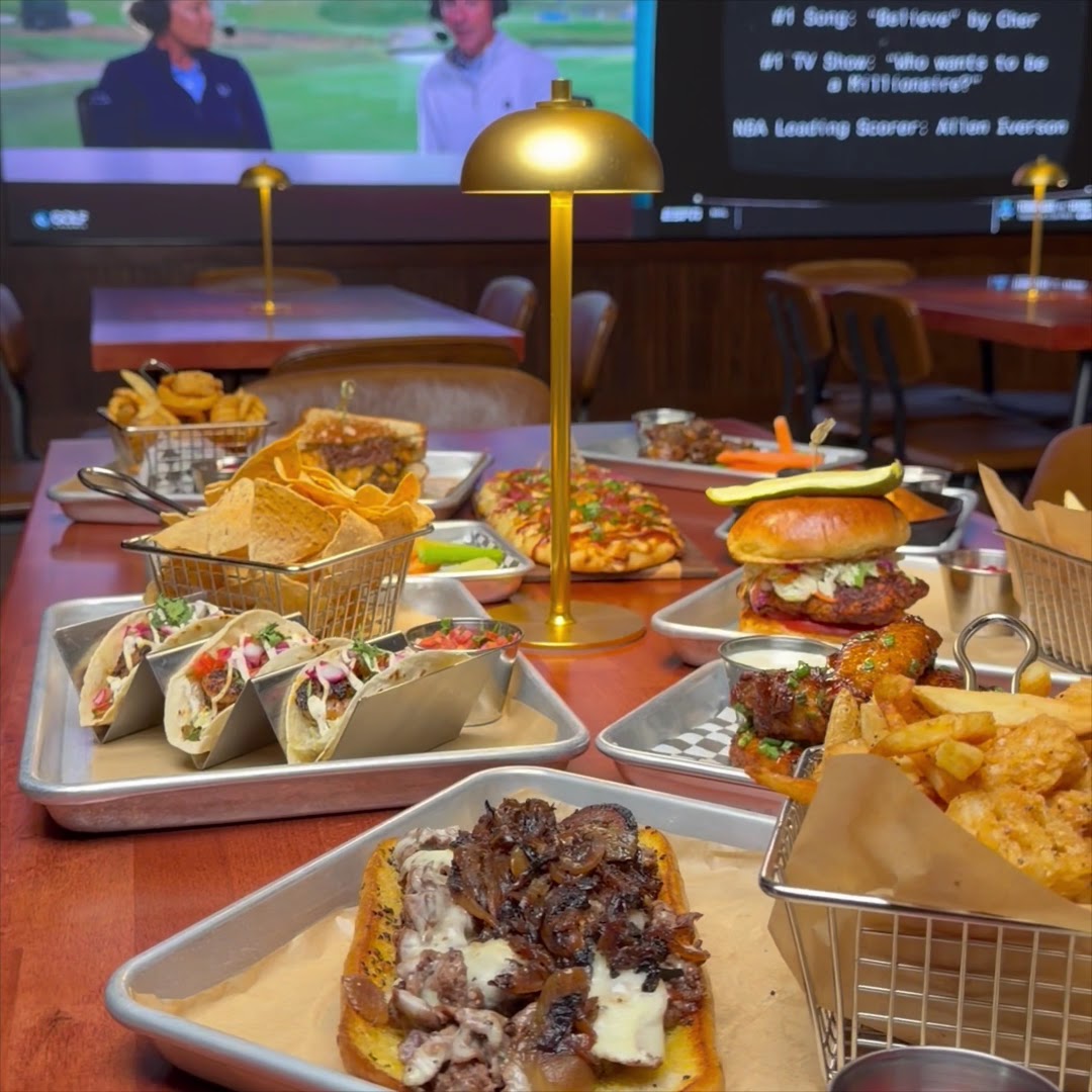 Peachtree Sporting Club: appetizing food display and atmosphere