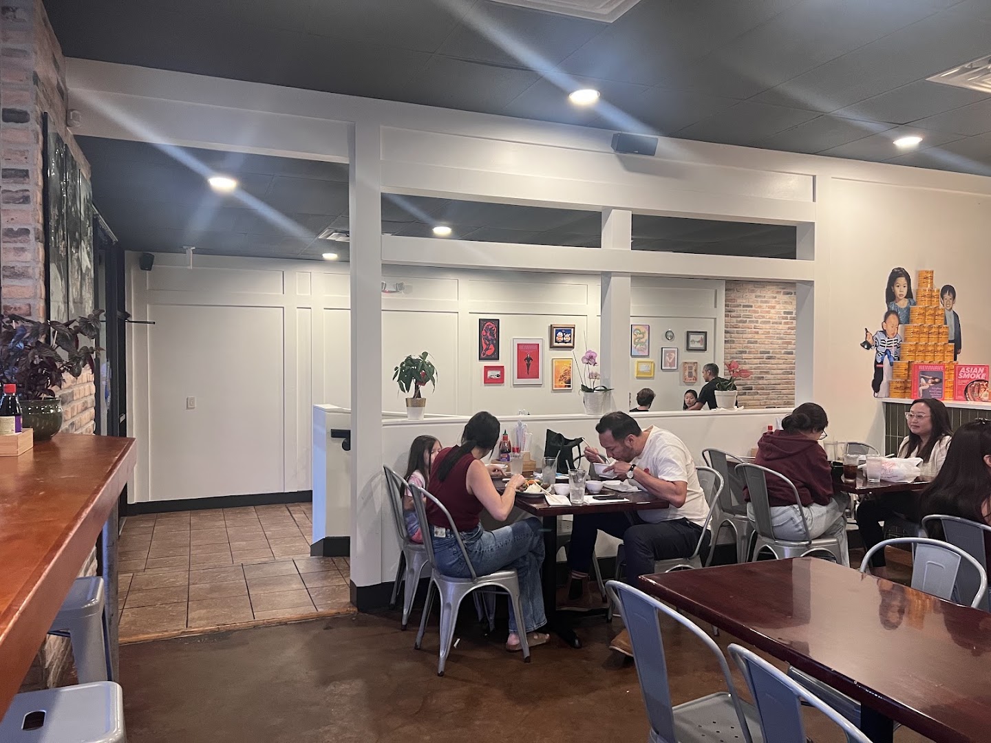 Anh Em Vietnamese: clear shot of restaurant atmosphere