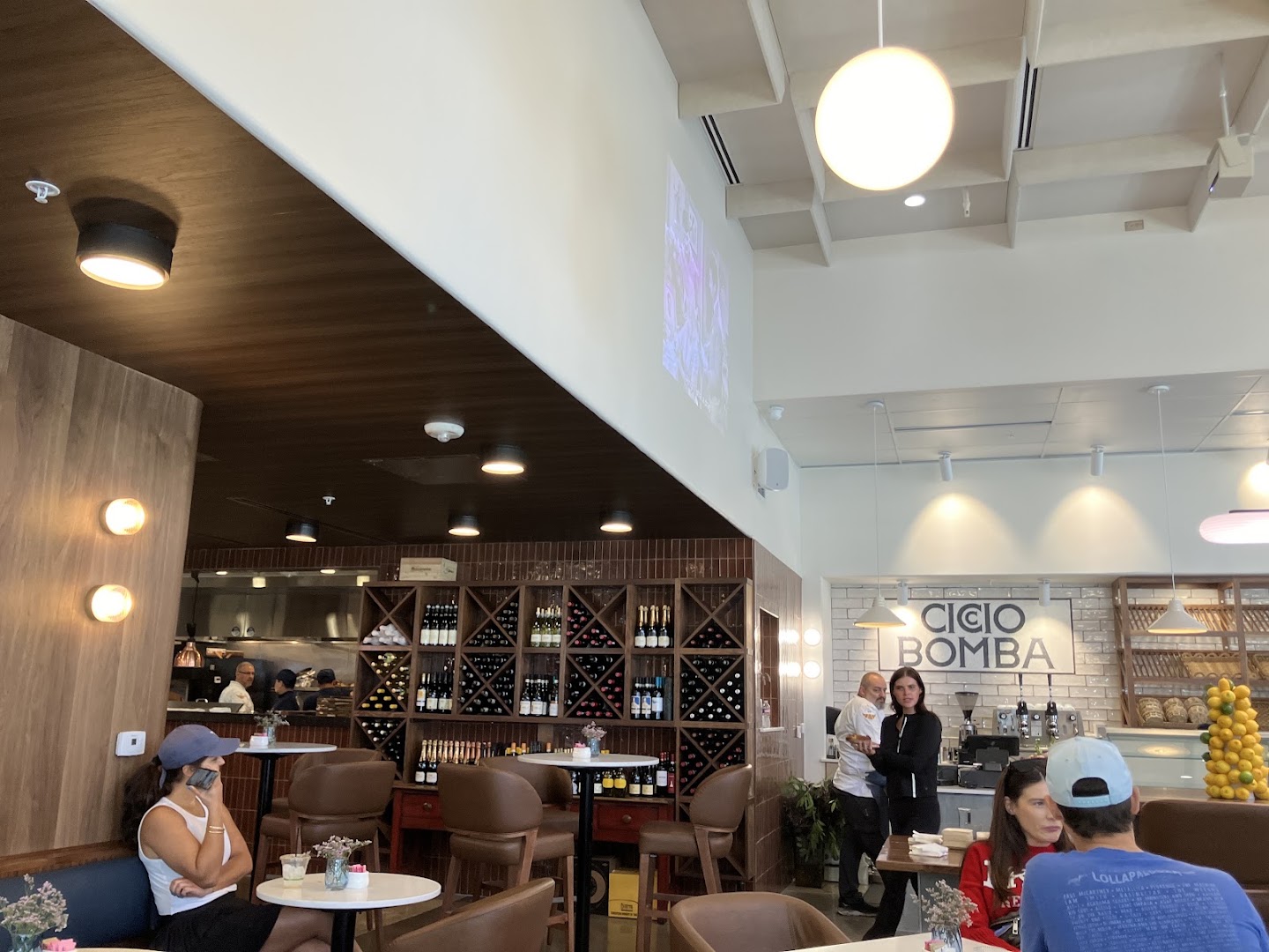 Ciccio Bomba: clear, inviting interior atmosphere