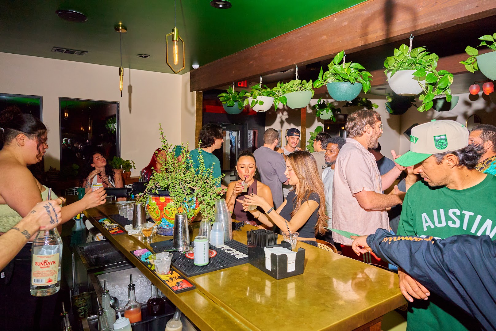 Coquito: vibrant bar atmosphere