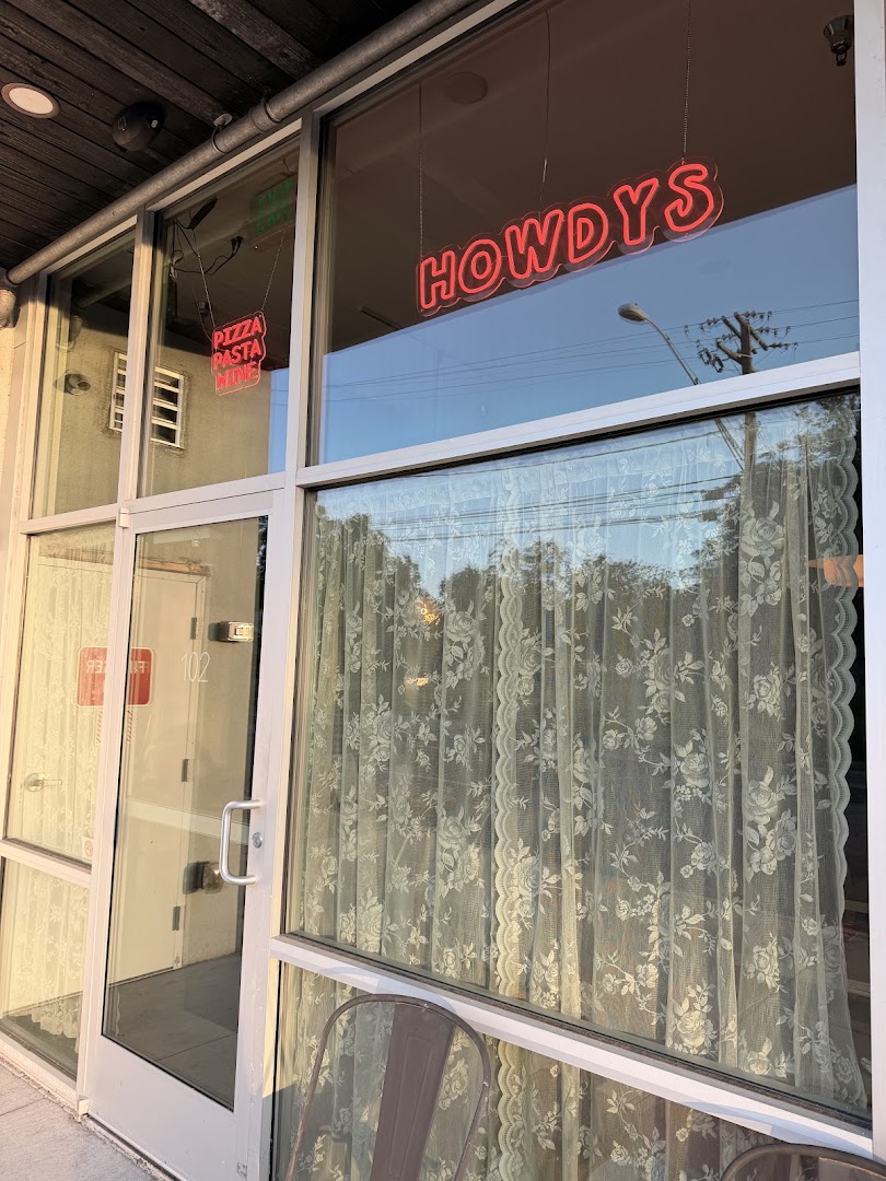 Howdy's Pizza And Pasta: clear exterior shot of storefront