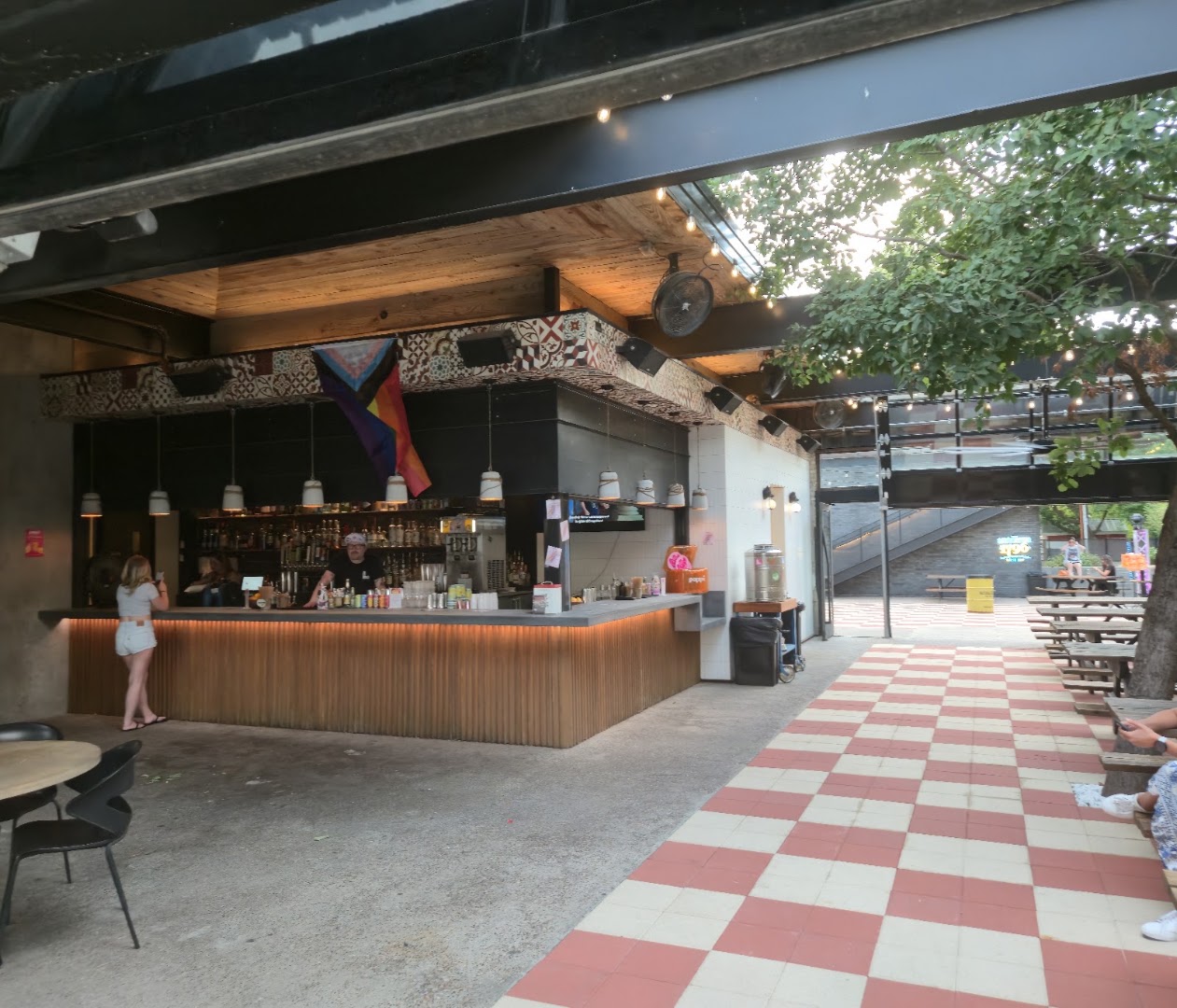 Lefty's Day & Night: clear view of bar atmosphere