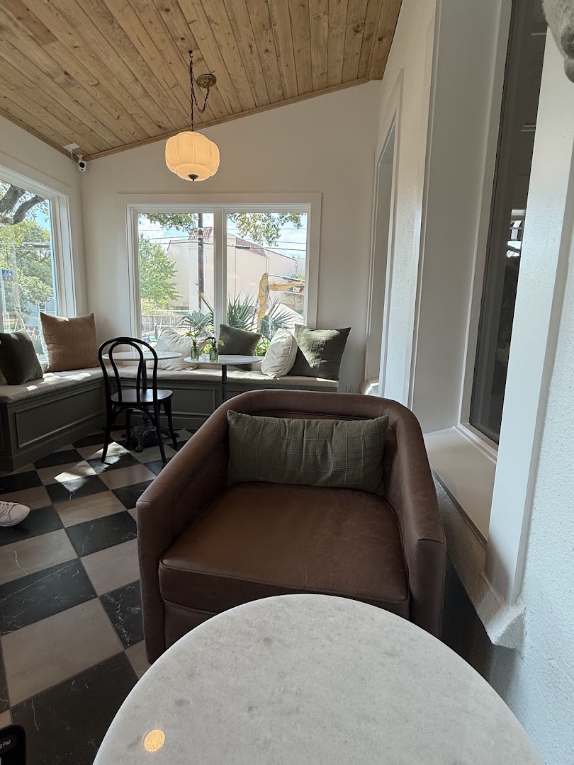 Mazúr Boutique: inviting shop interior atmosphere