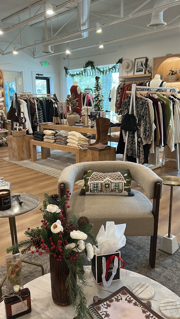 Mazúr Boutique: inviting shop interior and atmosphere