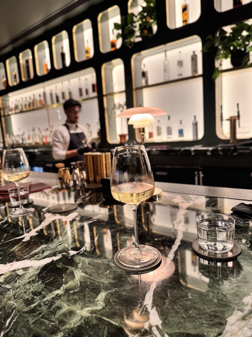 Modern Bar: high quality, atmospheric bar shot