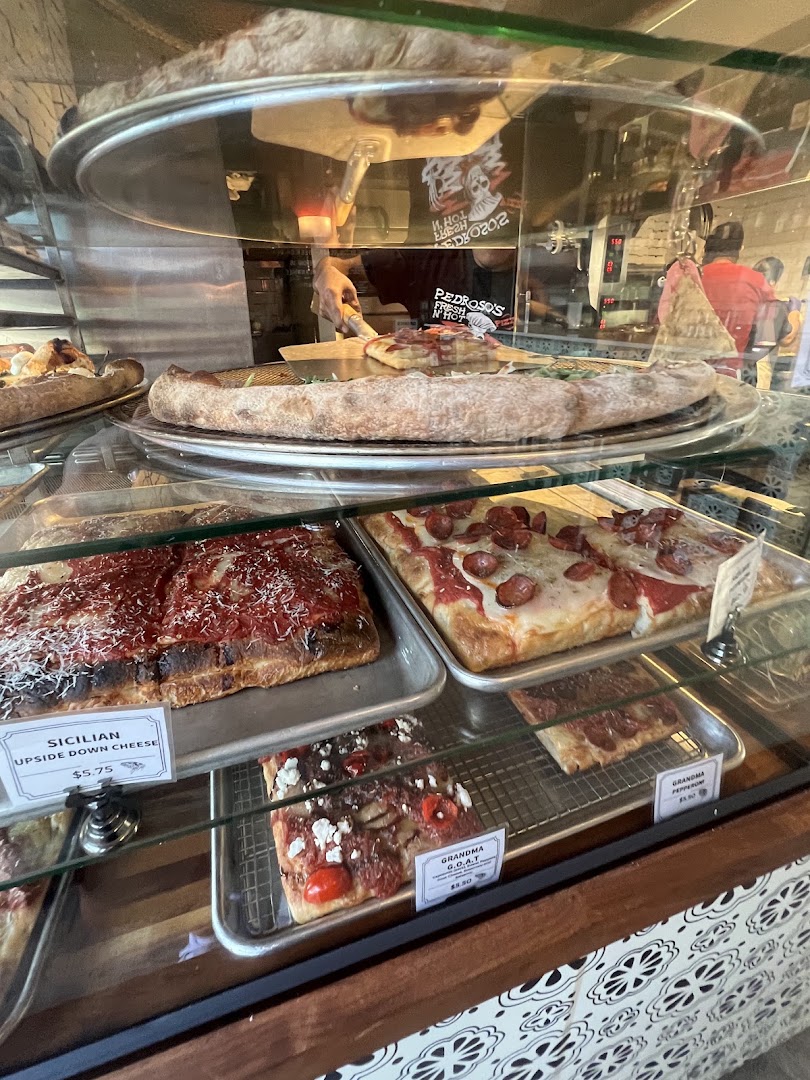 Pedroso's Pizza: appetizing display of fresh pizza