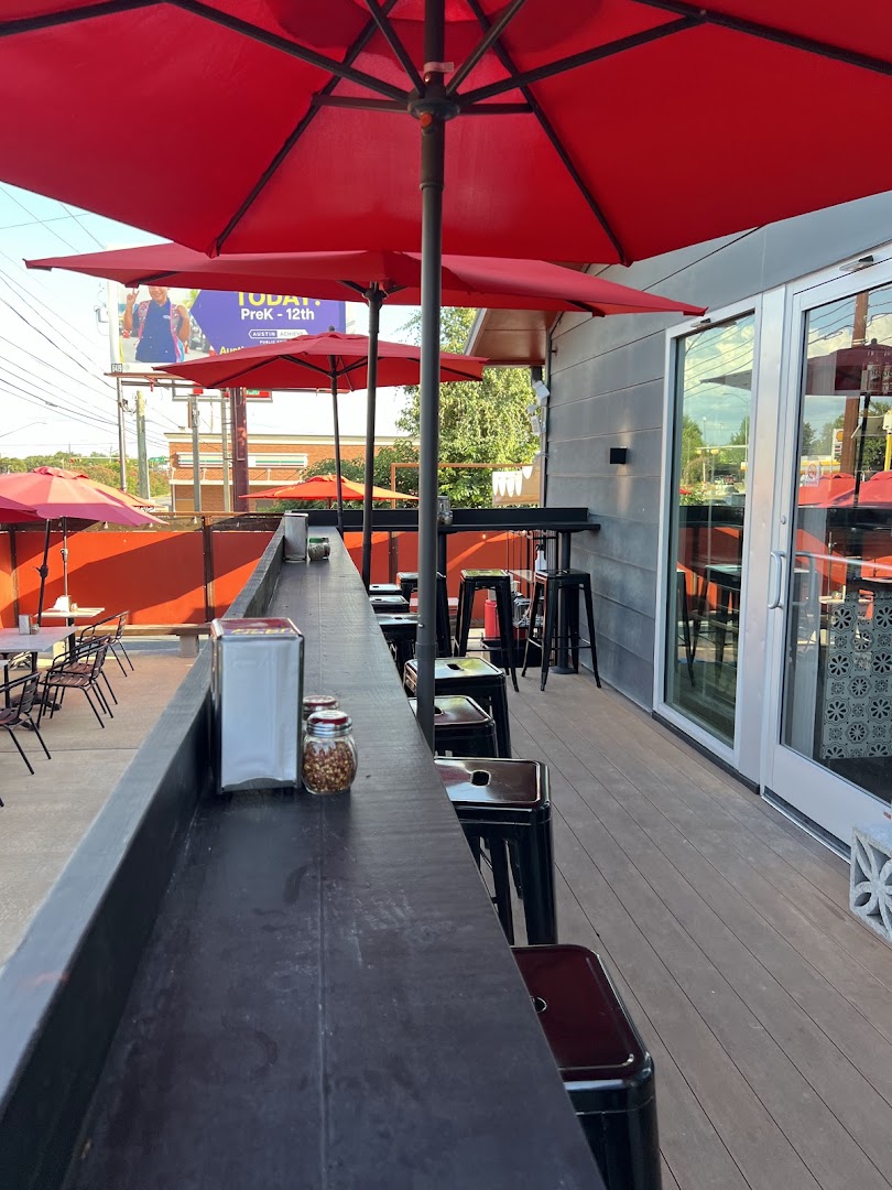 Pedroso's Pizza: clear photo of restaurant terrace