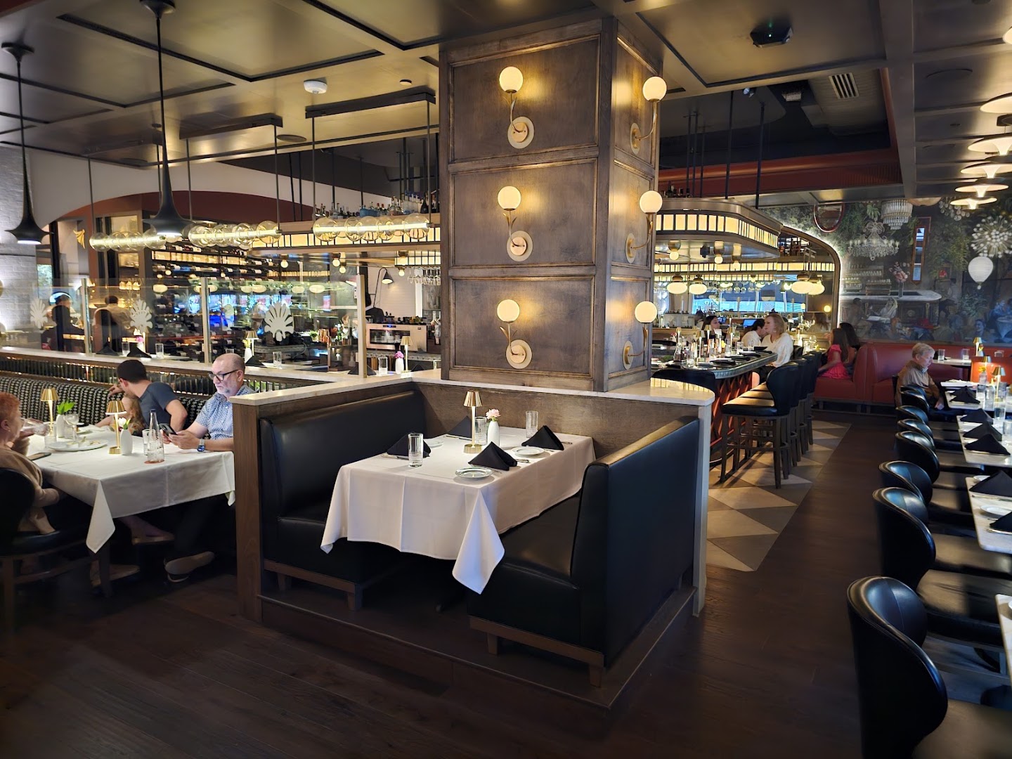 Restaurant Francois: high quality interior restaurant shot