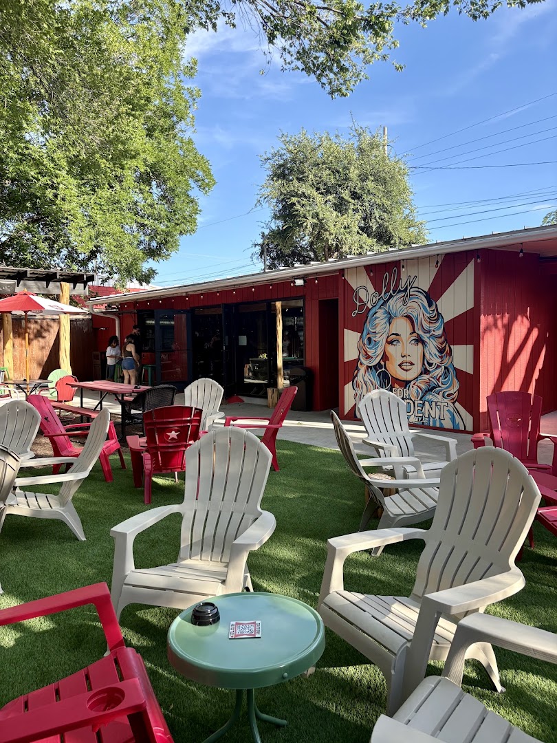 Stoney's Good Time Ranch: inviting outdoor patio atmosphere