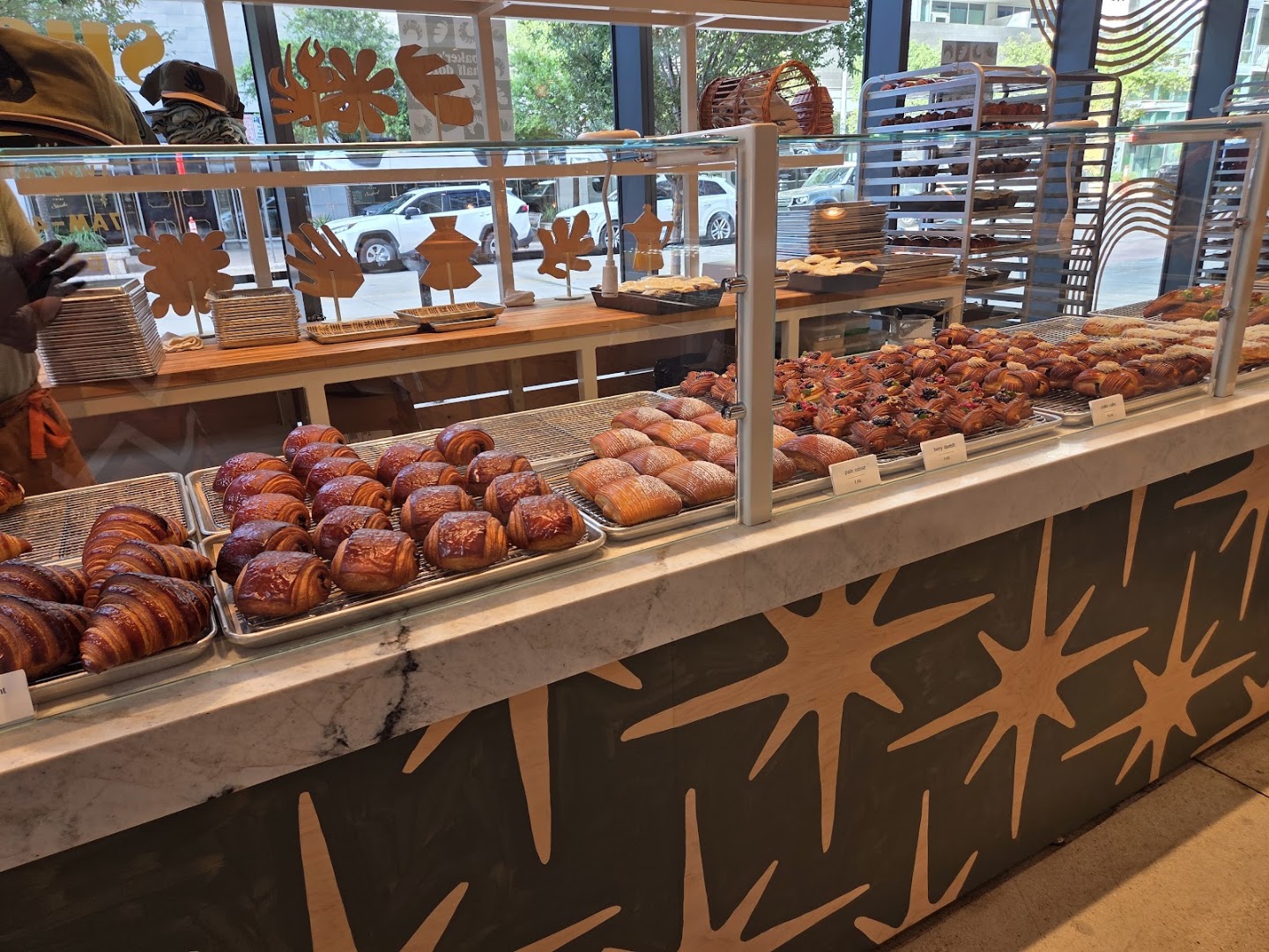 Sugarwolf Bakery: appetizing display of fresh pastries