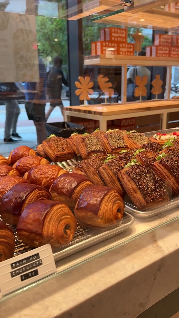 Sugarwolf Bakery: appetizing display of fresh pastries