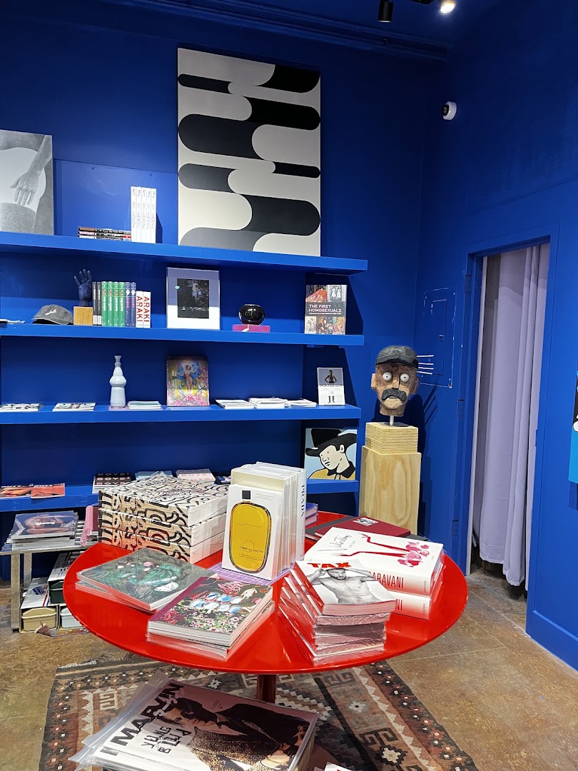 TOMO Mags: clear, inviting shop interior display