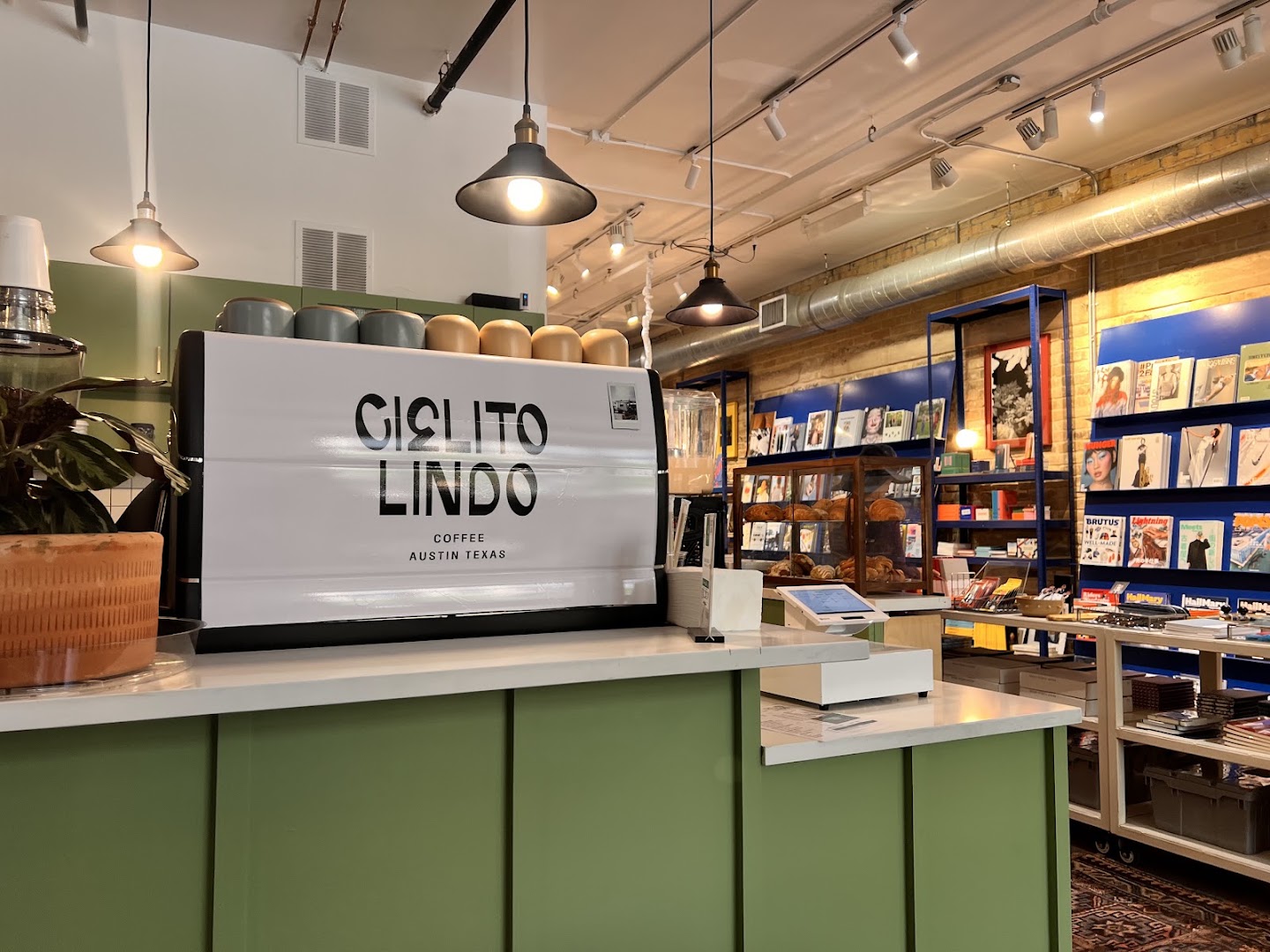 TOMO Mags: clear, professional interior shop photo