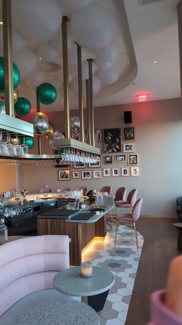 Bubble Bath: attractive interior and bar atmosphere