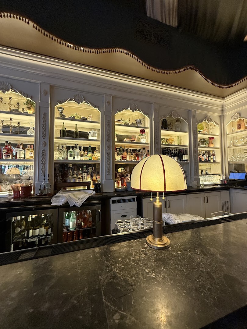 Capri: attractive, high-quality interior bar shot