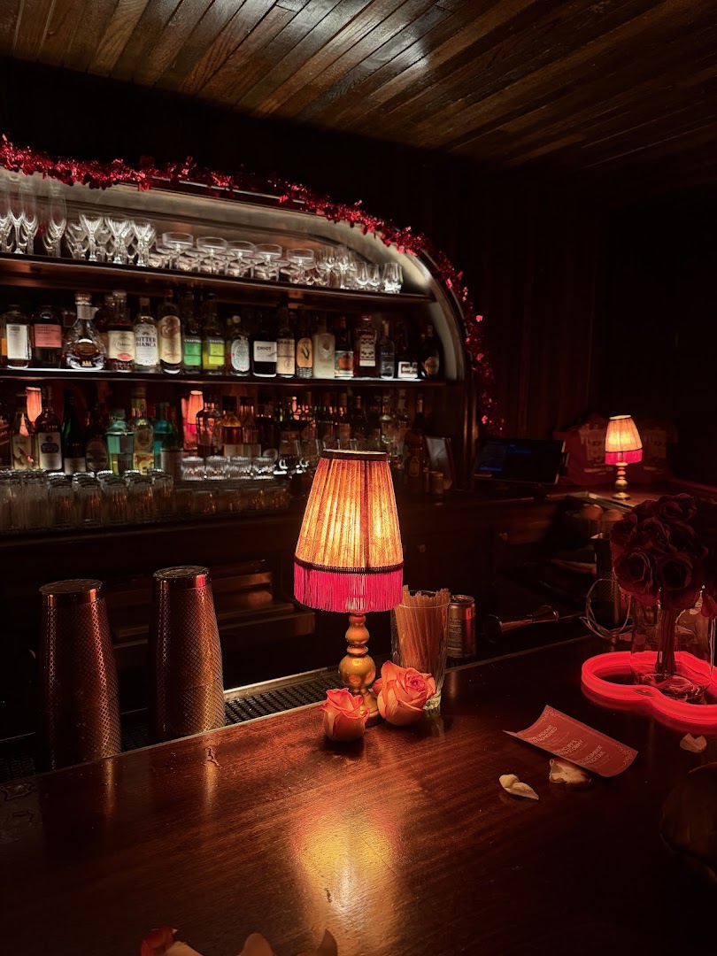 Extra Dirty Cocktail Club: atmospheric and high quality photo
