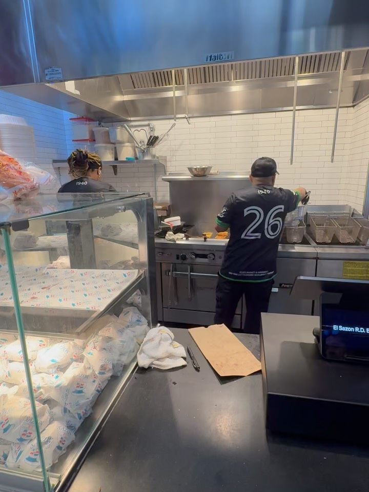 Joey Bats Café: staff preparing food professionally