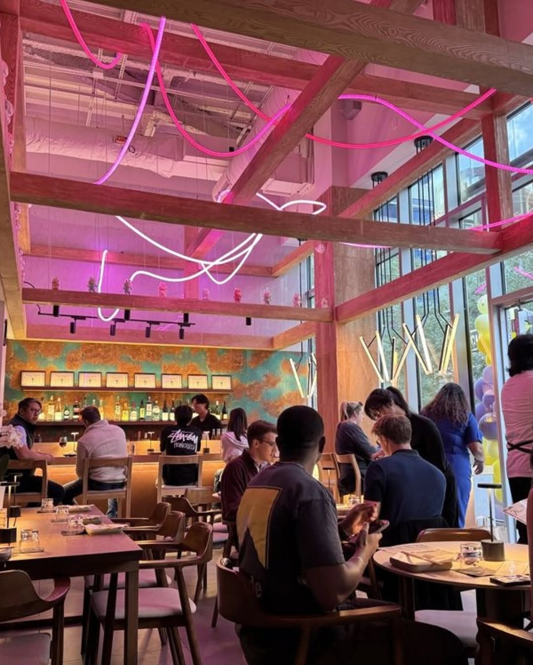 Mai: vibrant restaurant atmosphere