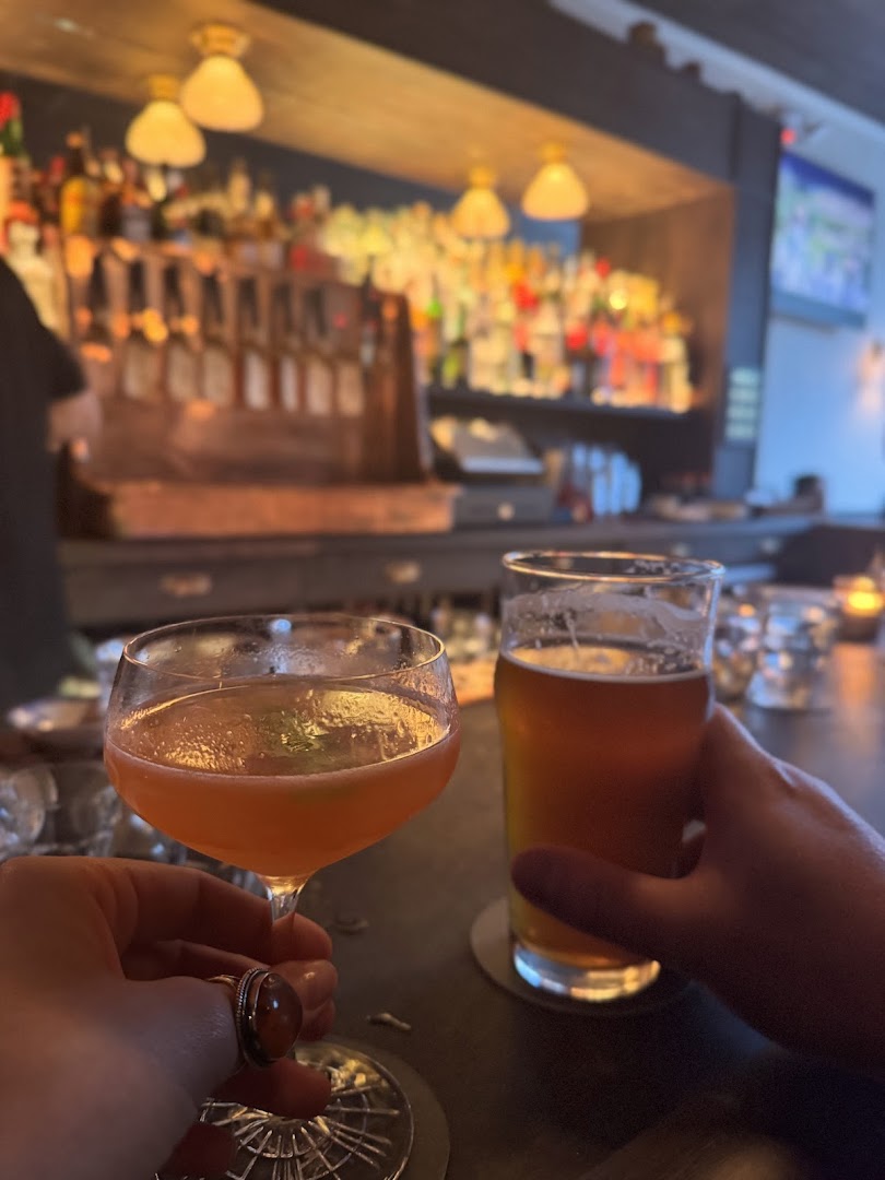 Mother's East Tavern: inviting bar atmosphere and drinks