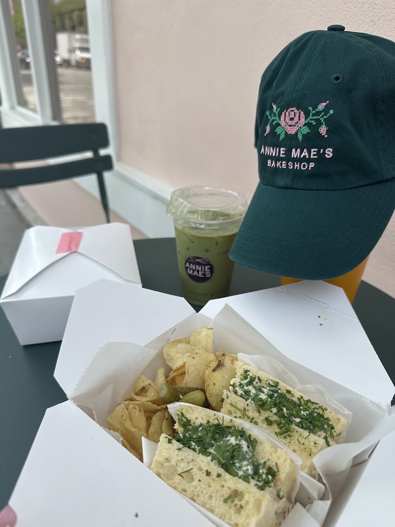 Annie Mae's Bakeshop: appetizing food and branded merchandise