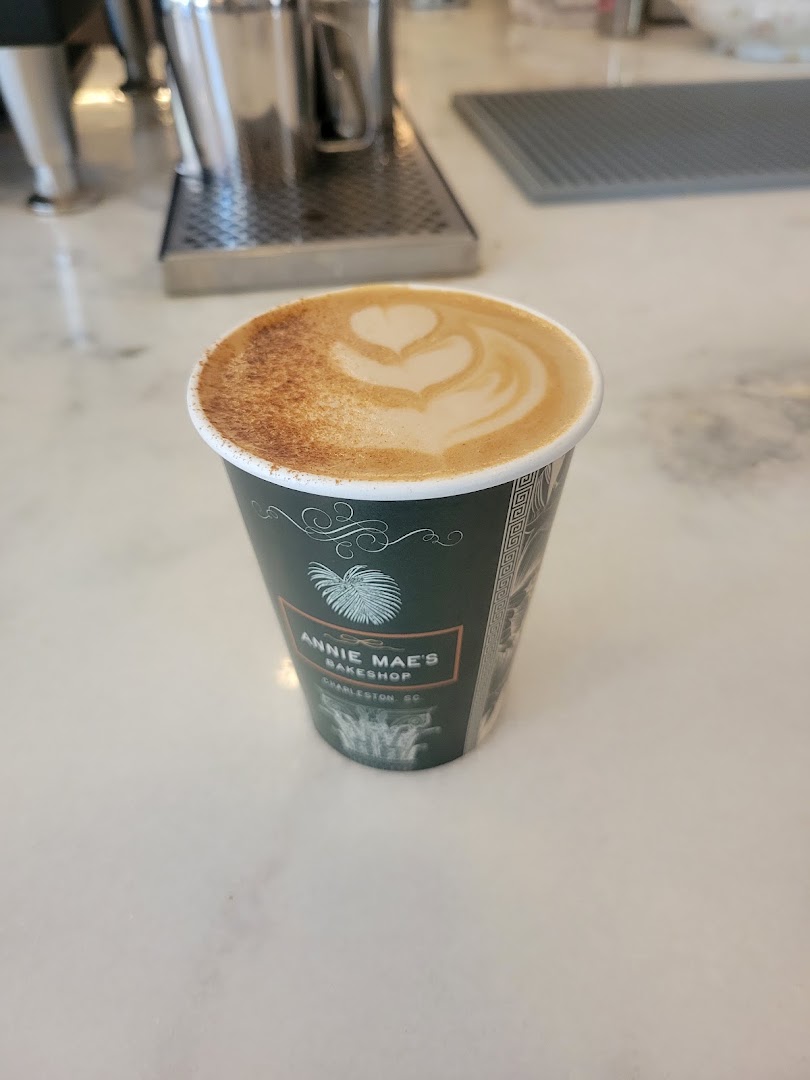 Annie Mae's Bakeshop: appetizing coffee with clear branding