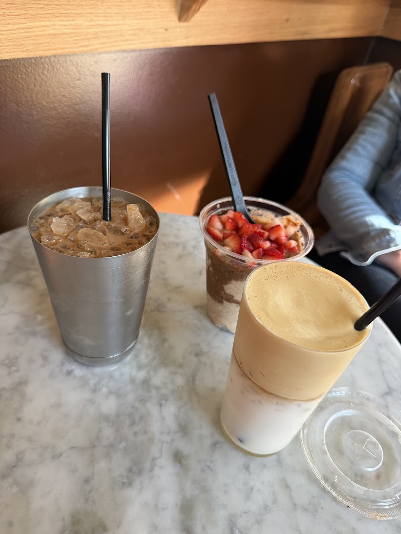 Babas on Wentworth: appetizing food and drink presentation