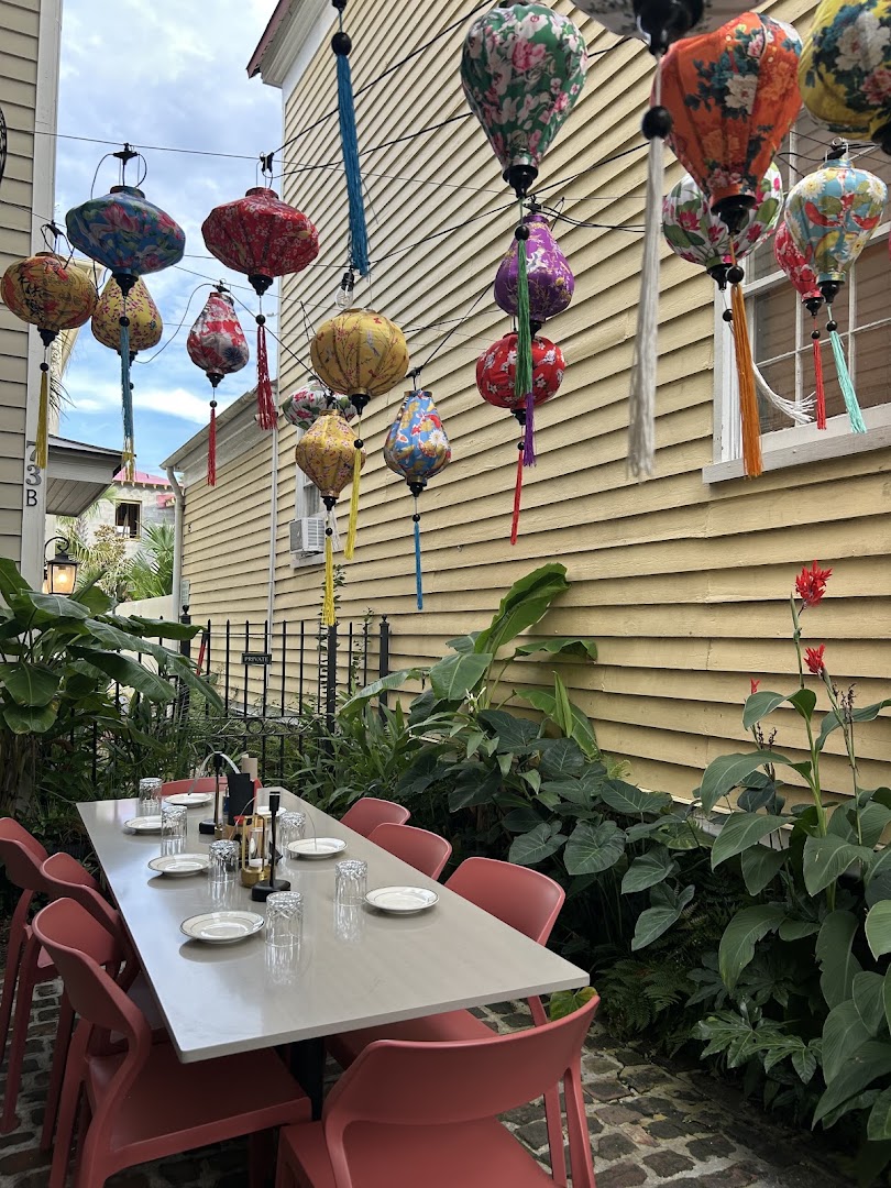 Bareo: attractive outdoor dining atmosphere