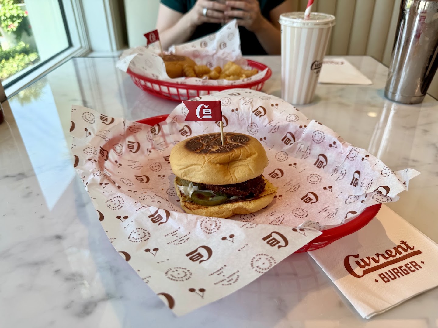 CurrentBurger: appetizing, clear photo of food