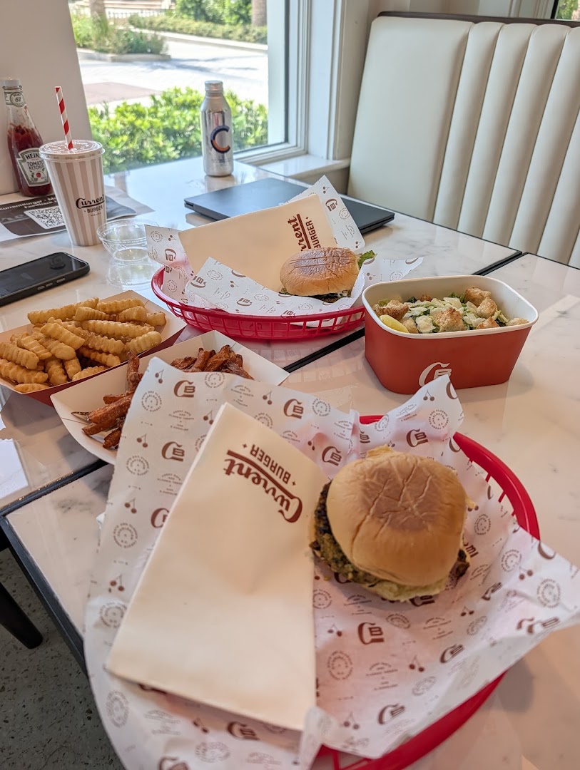 CurrentBurger: appetizing food photo at restaurant