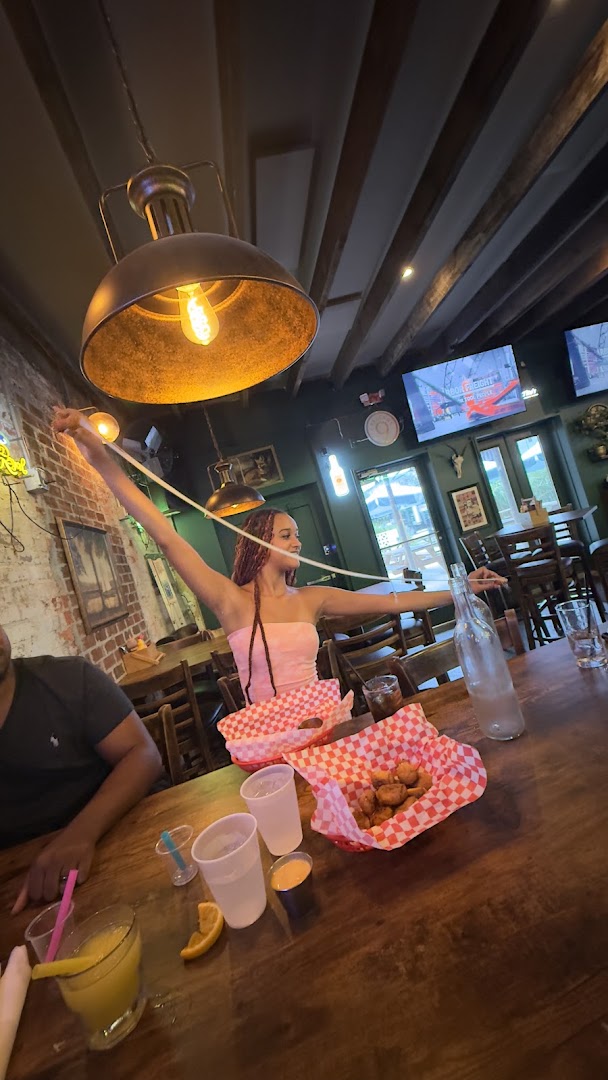Dive In Food and Spirits: lively restaurant atmosphere well