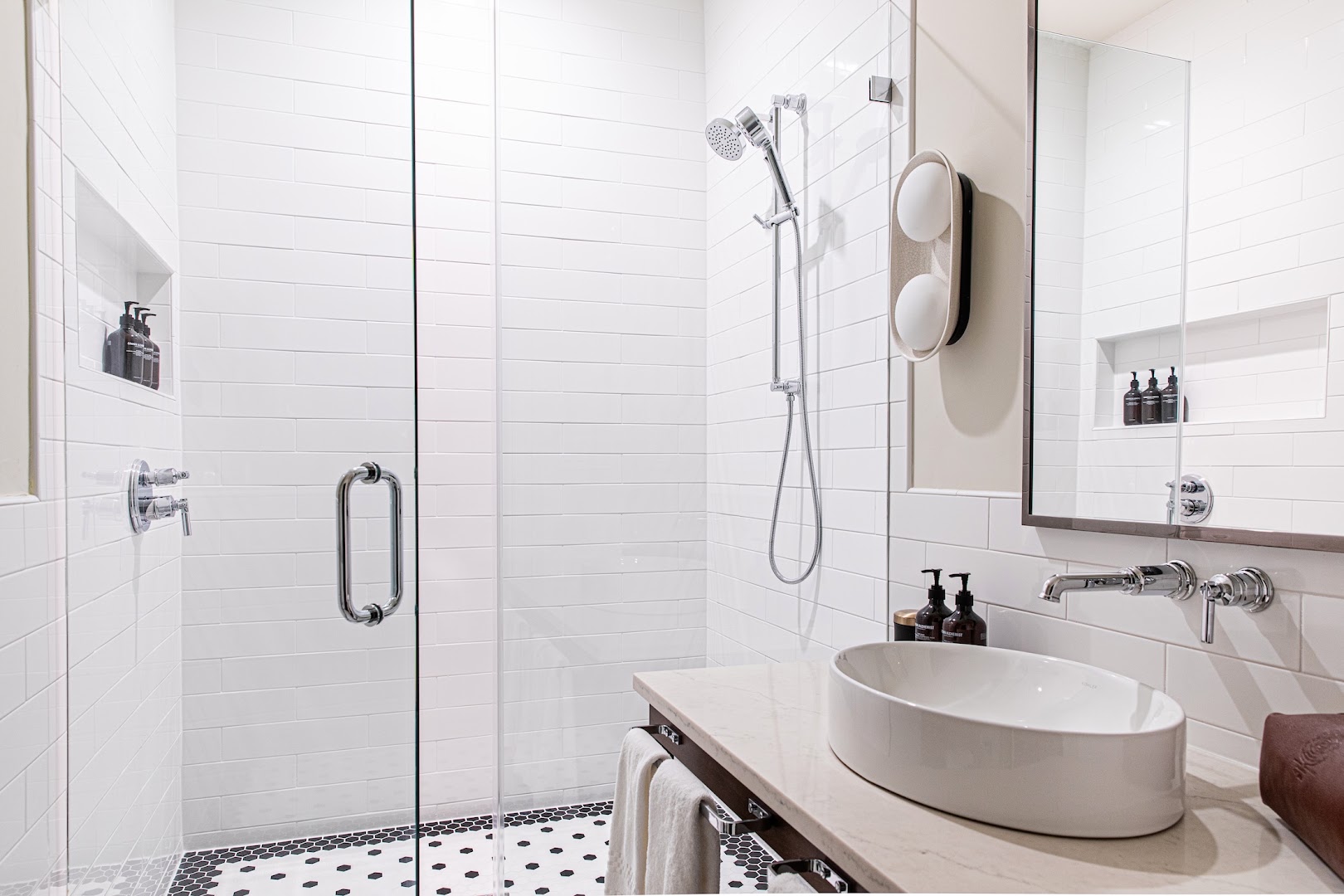 Hotel Richemont: clean professional hotel bathroom photo