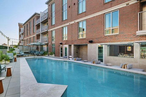 Live Oak Charleston: high quality hotel pool shot