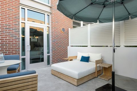 Live Oak Charleston: attractive hotel terrace and room