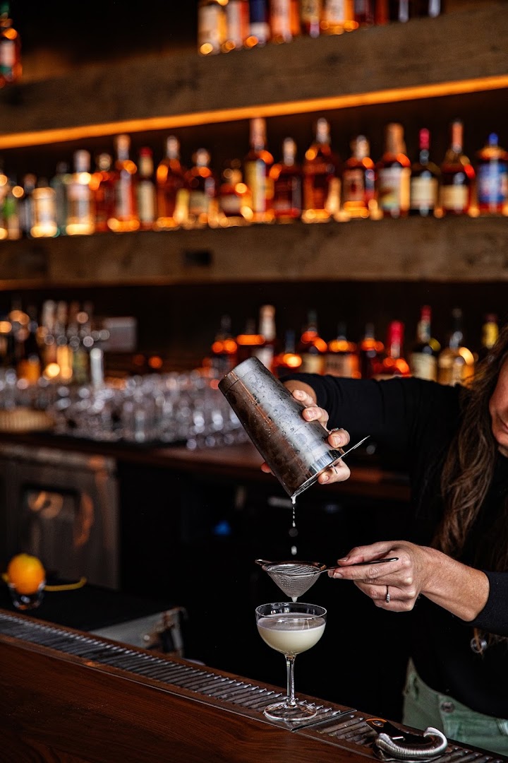Shokudô: professional shot of cocktail preparation