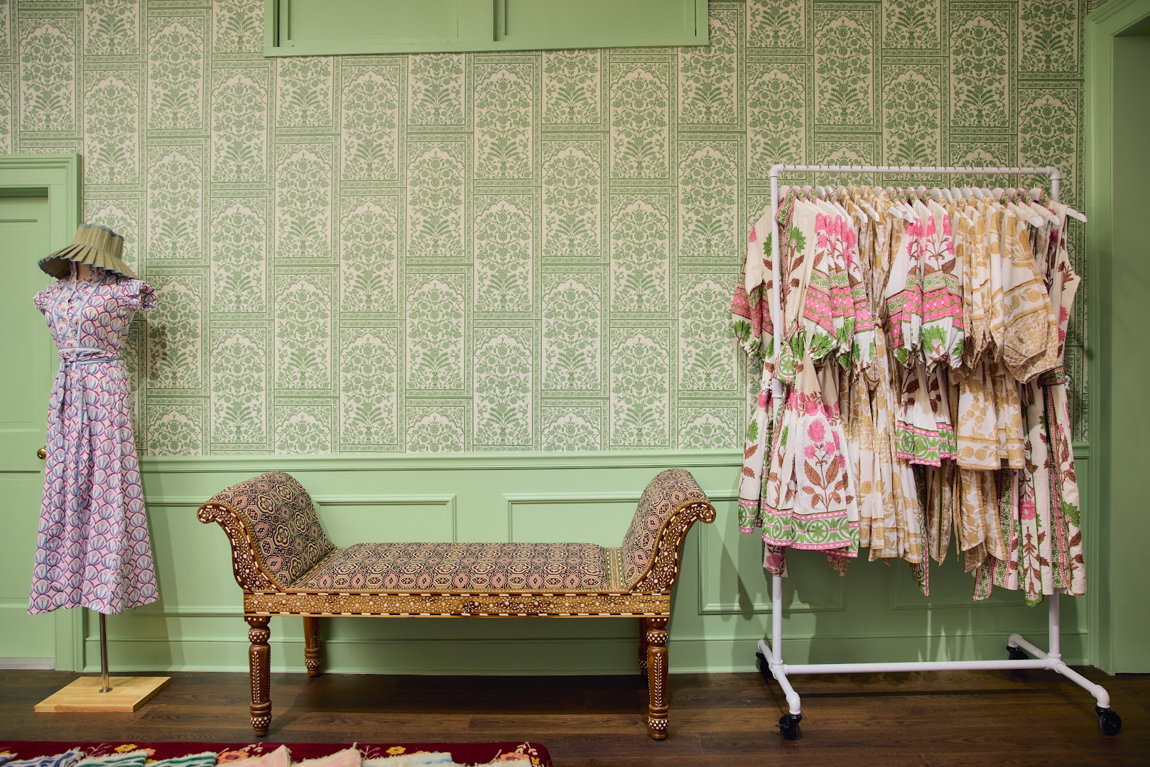Sister Shop: clear, professional shop interior display