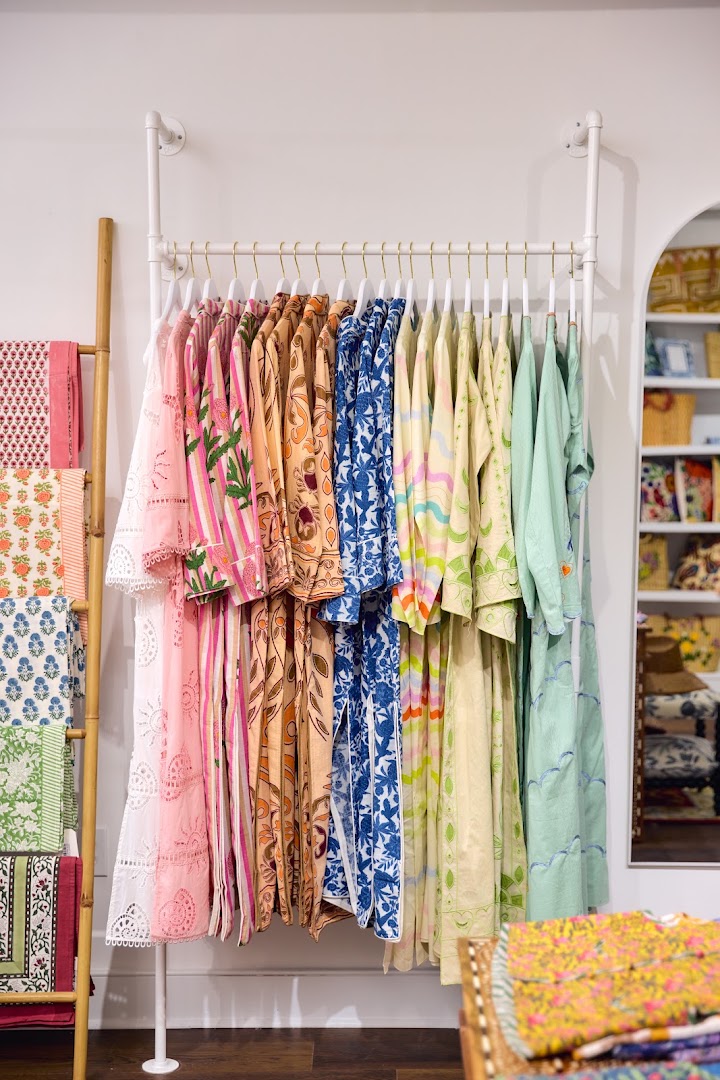 Sister Shop: attractive, clear product display photo