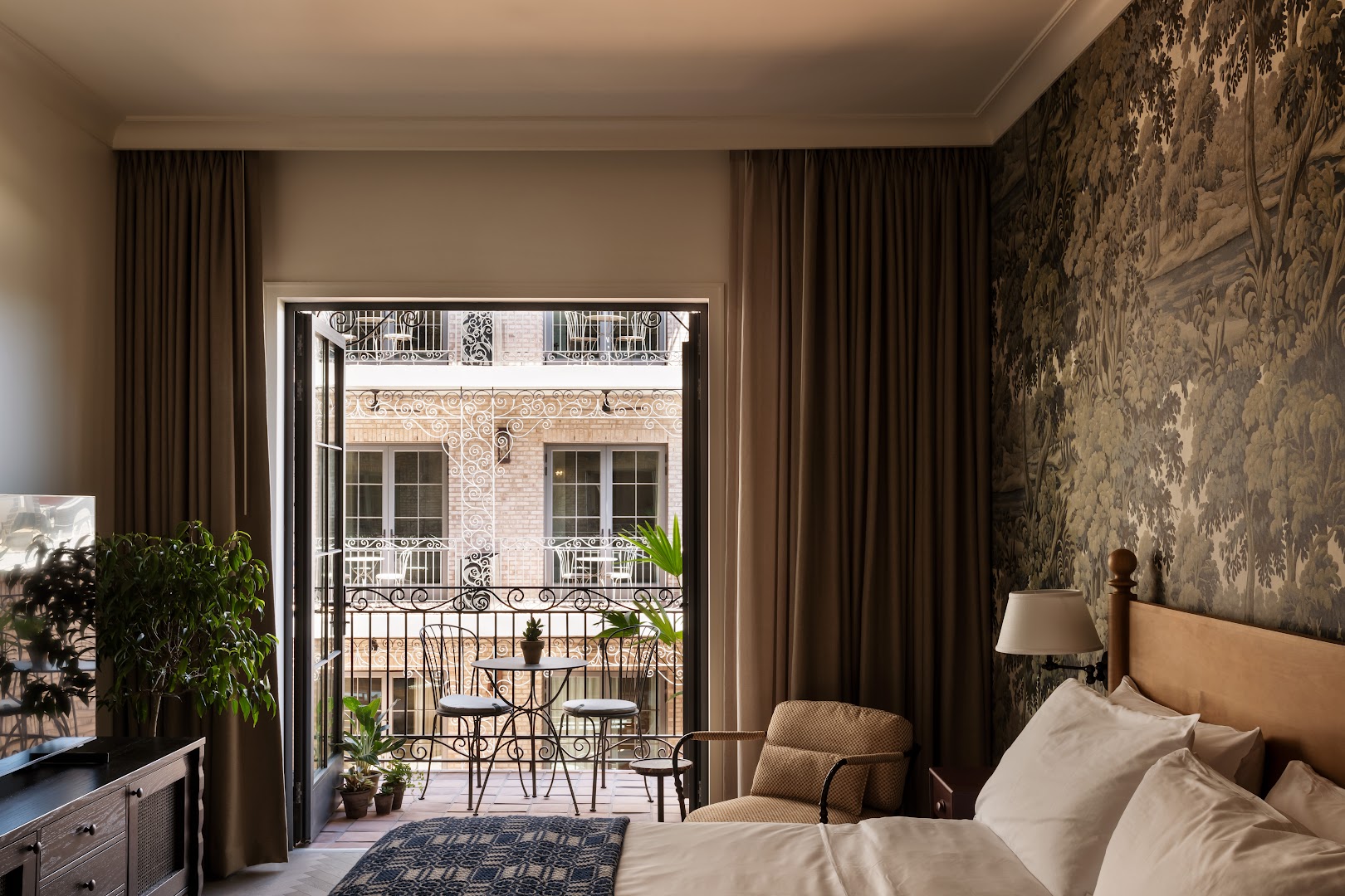 The Nickel Hotel: professional, high-quality hotel room photo