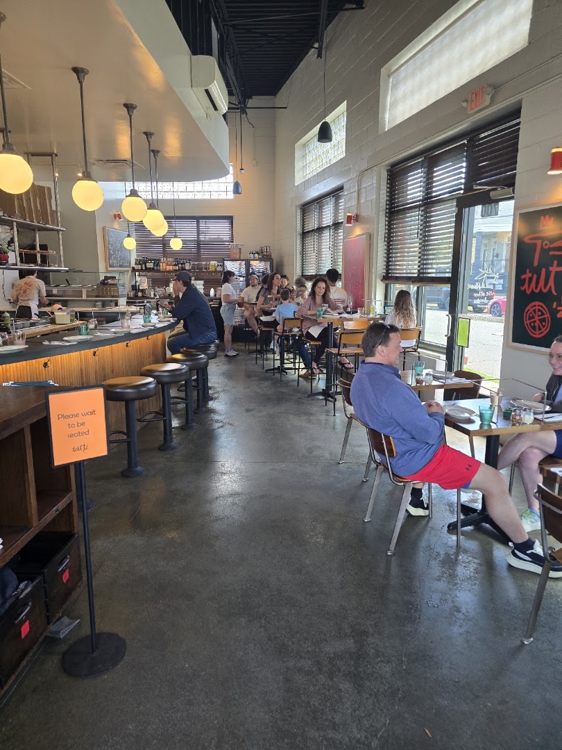 Tutti Pizza: clear, inviting restaurant interior shot