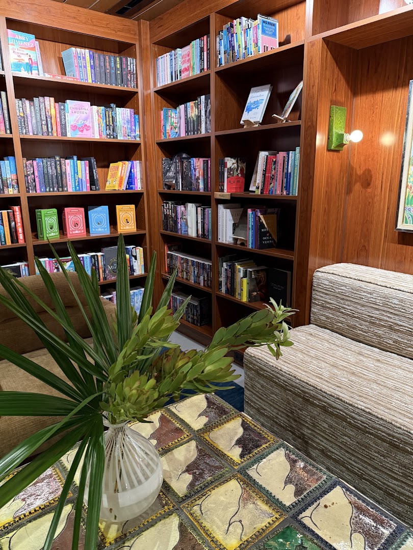 Bird's Bookstore: inviting bookstore interior and atmosphere