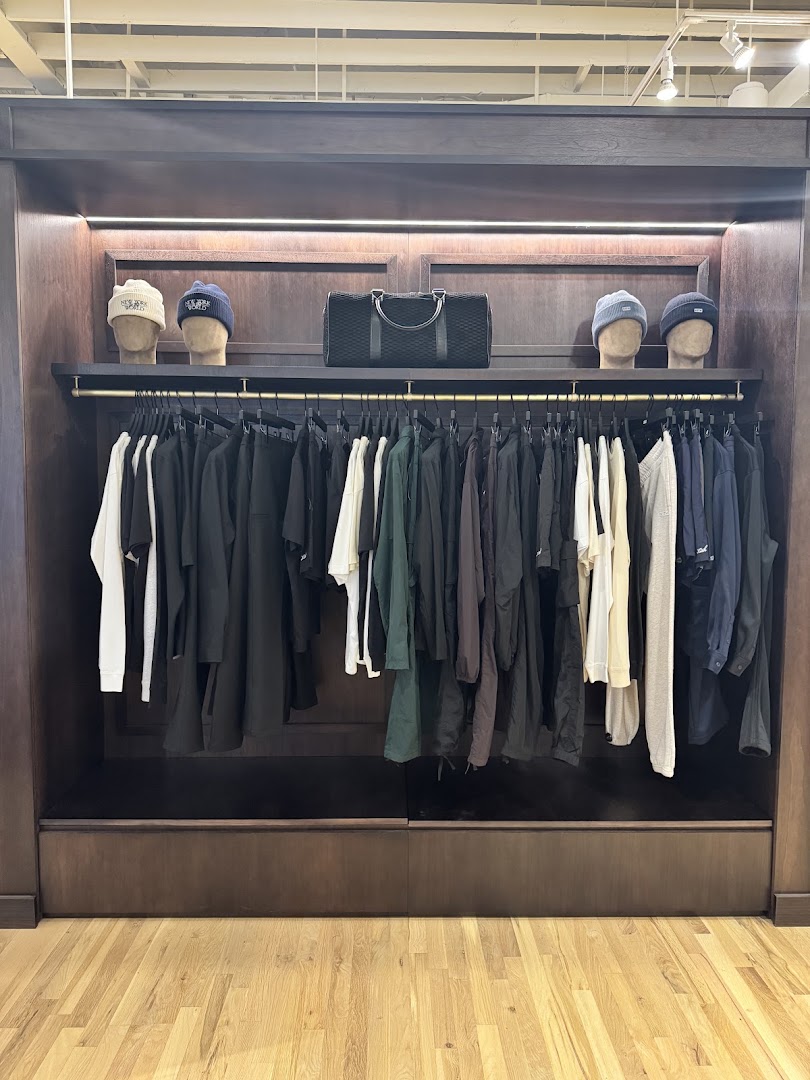 Kith Dallas: clean professional product display