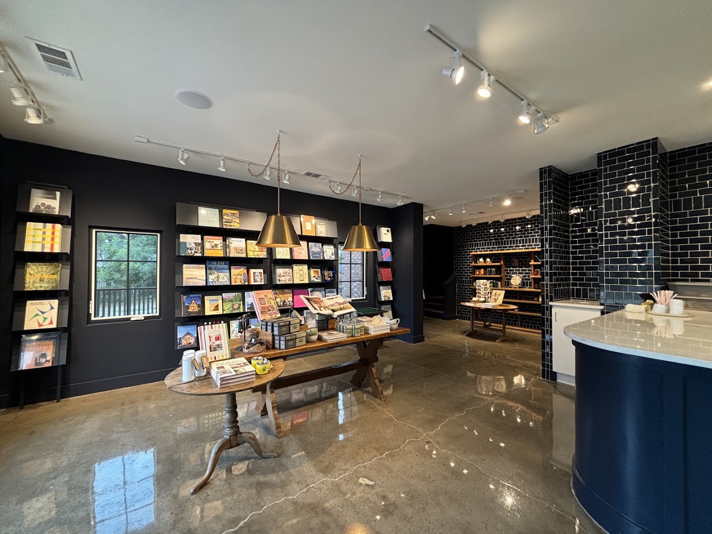 Read Shop: clear, professional shop interior photo