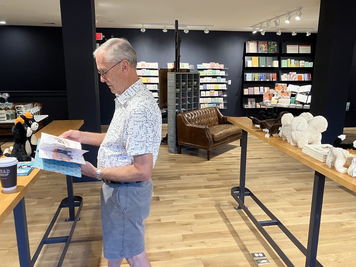Read Shop: clear shop interior and atmosphere