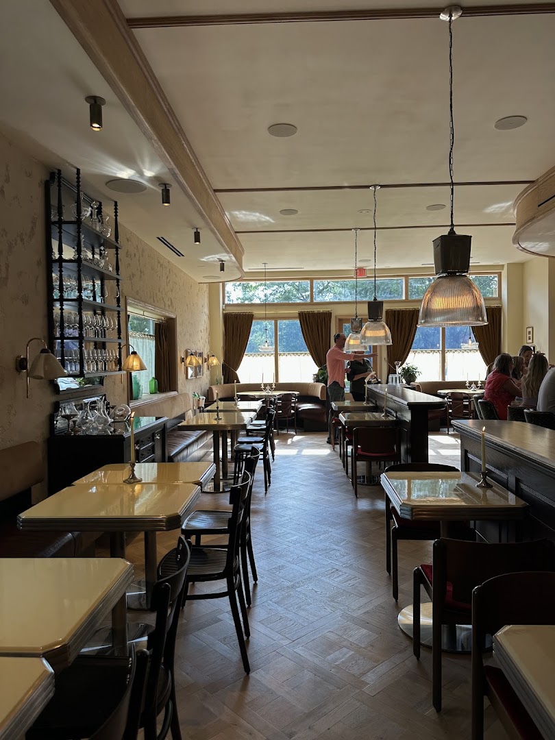 Walkers': clear, inviting interior atmosphere
