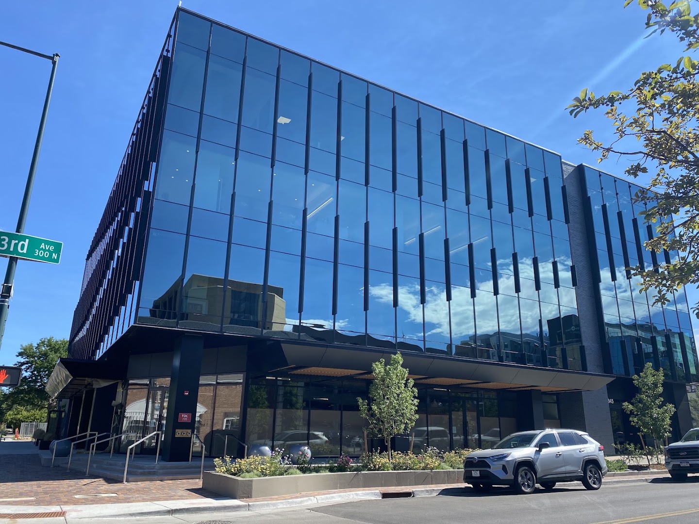 Broadway 10 Bar & Chophouse: clear exterior shot of venue