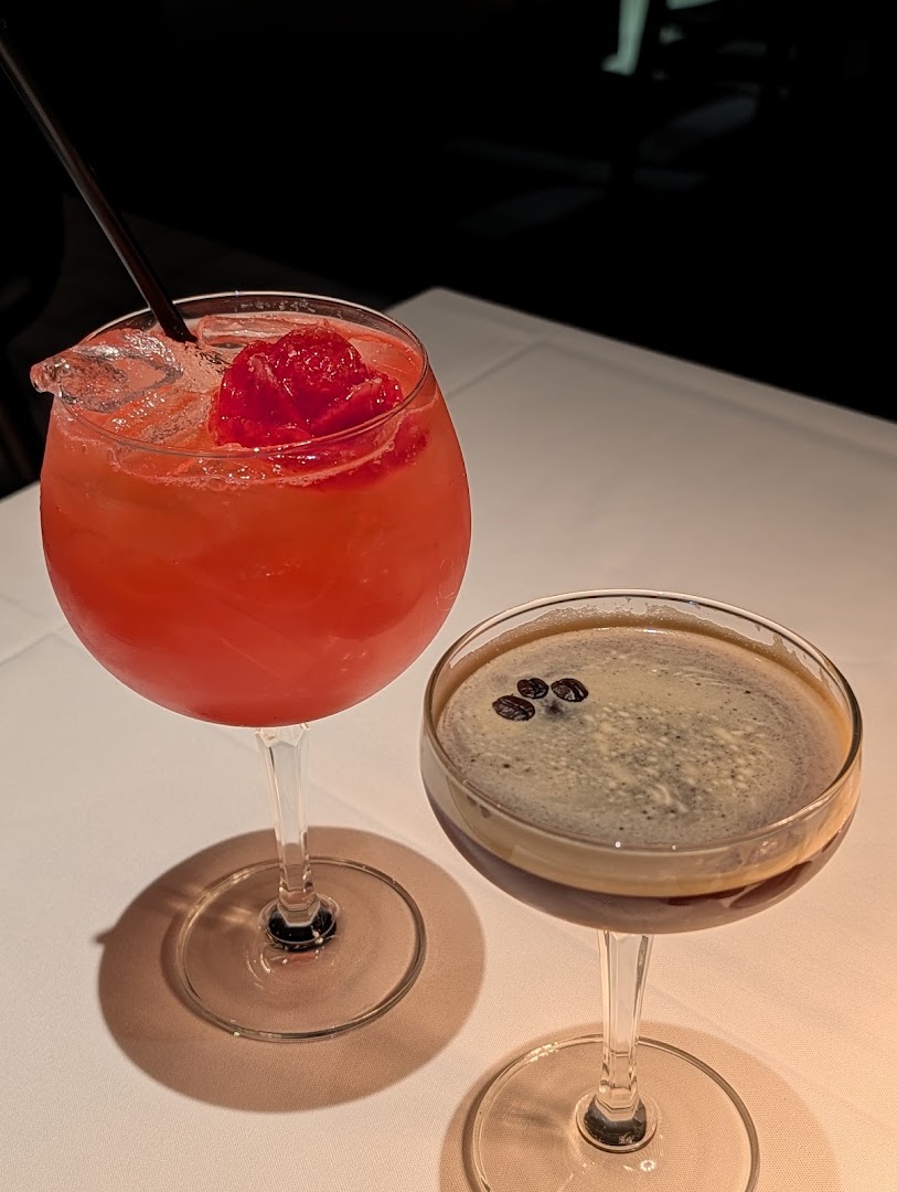 Broadway 10 Bar & Chophouse: high quality photo of drinks